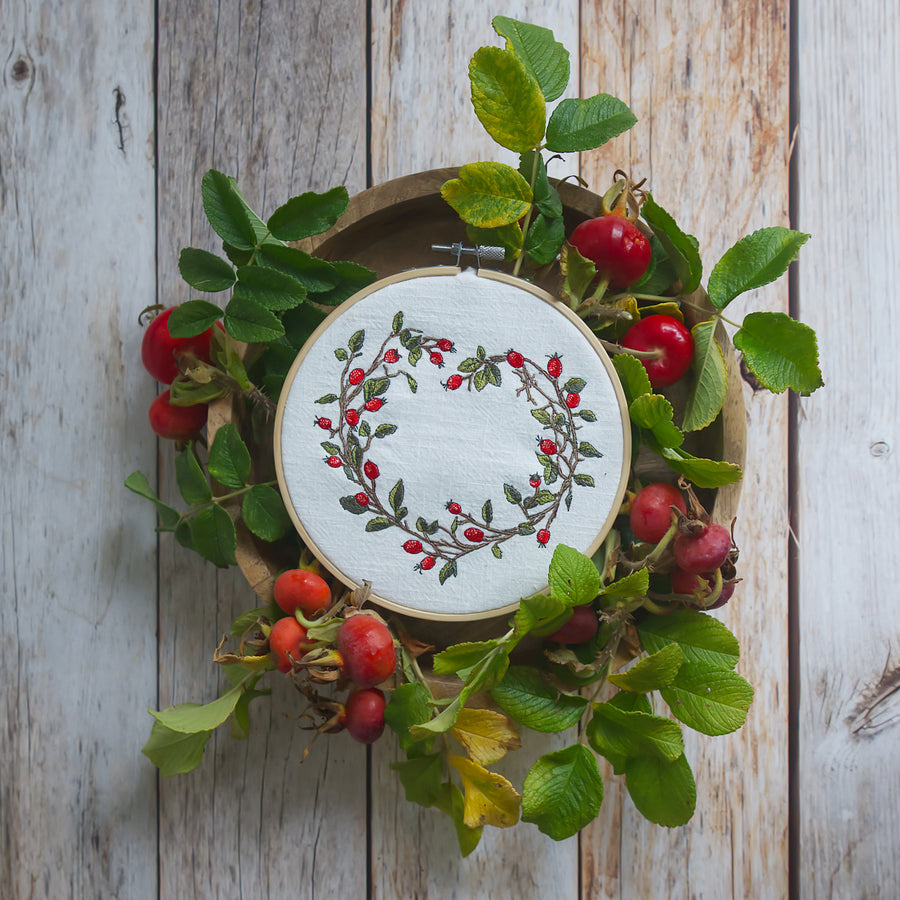 Hagebuttenherz – Stickdatei für den 13x18-Rahmen