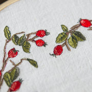 Hagebuttenherz – Stickdatei für den 13x18-Rahmen