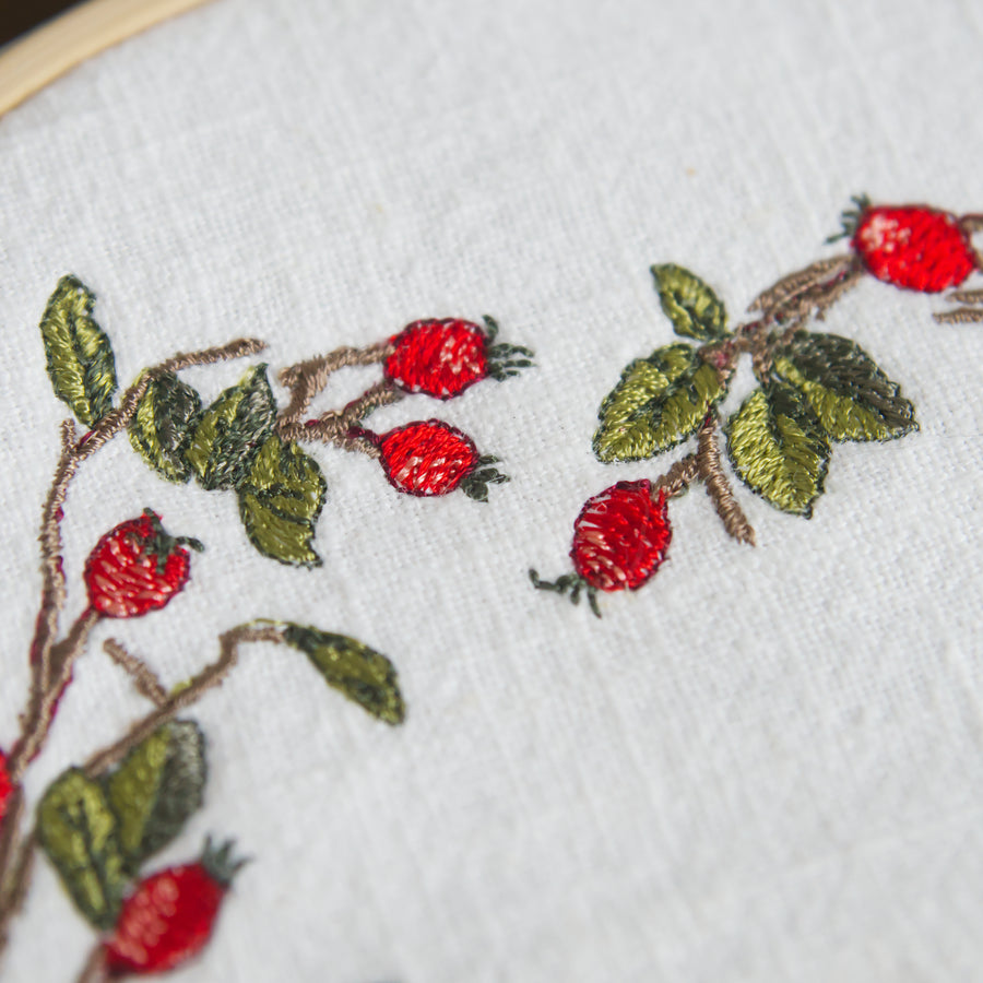 Hagebuttenherz – Stickdatei für den 13x18-Rahmen