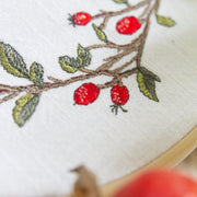 Hagebuttenherz – Stickdatei für den 13x18-Rahmen