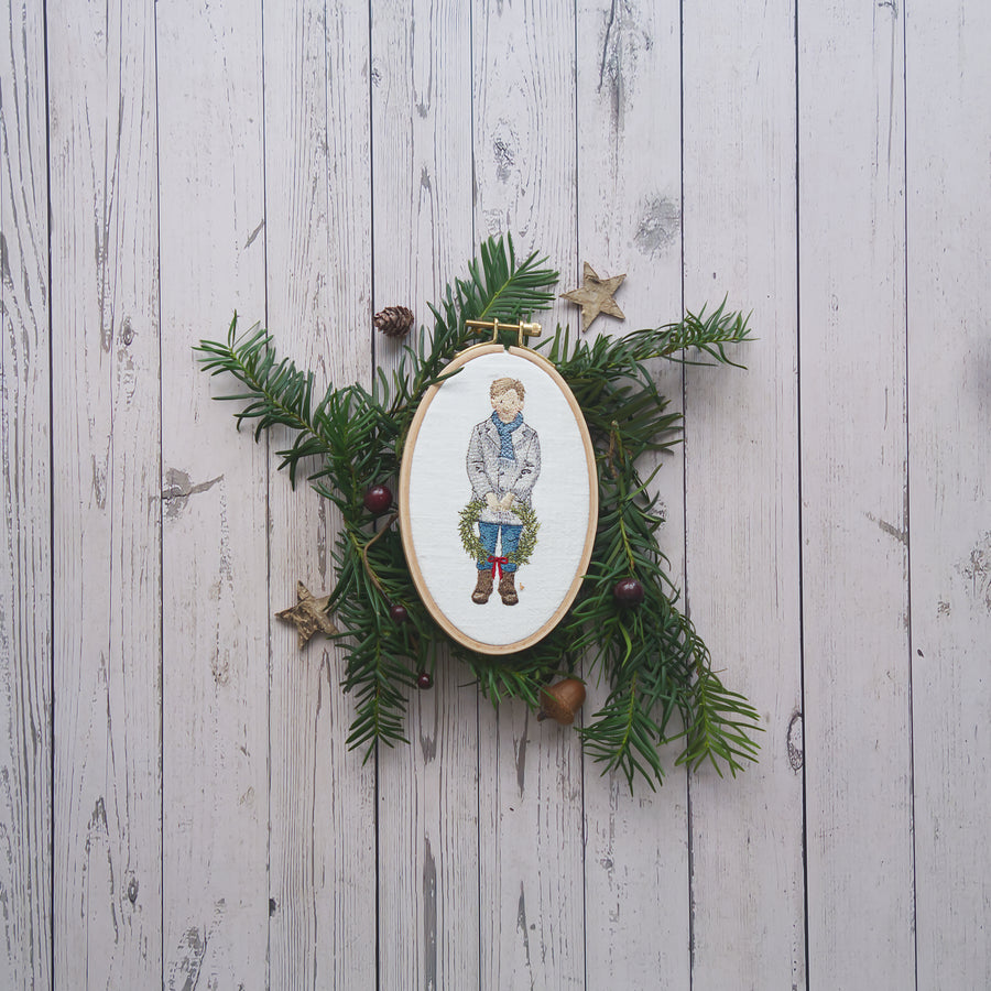 Stickdatei Weihnachten – Junge mit Kranz