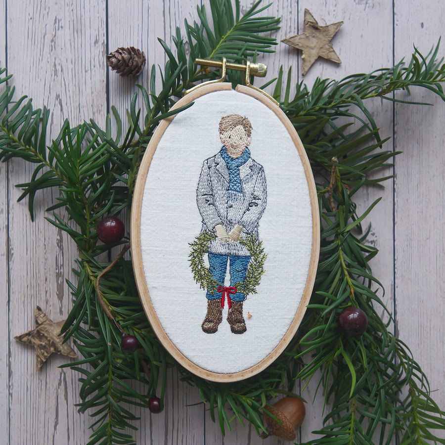 Stickdatei für Stickmaschinen Junge mit Kranz Weihnachten