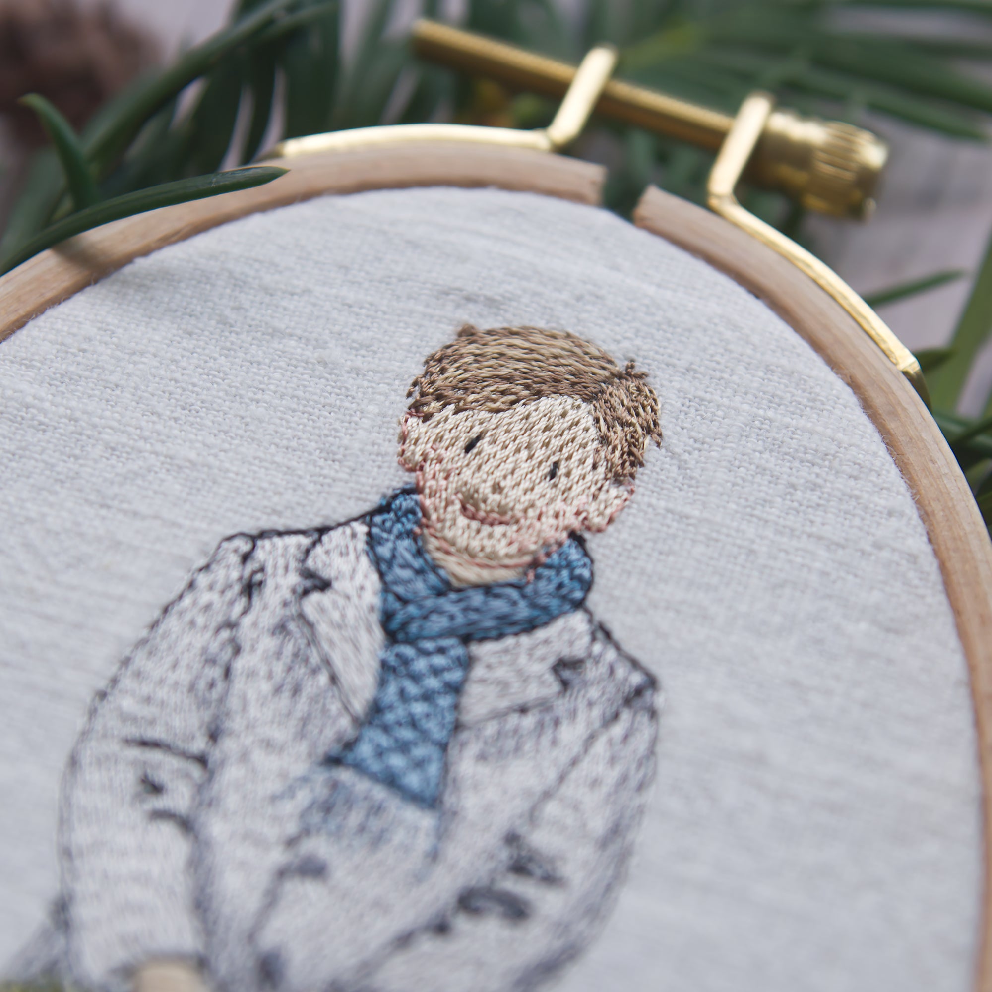 Stickdatei Weihnachten – Junge mit Kranz