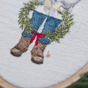 Stickdatei Weihnachten – Junge mit Kranz