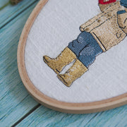 Junge mit Regenschirm – Stickdatei für 13x18 cm Rahmen