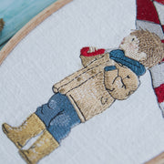 Junge mit Regenschirm – Stickdatei für 13x18 cm Rahmen