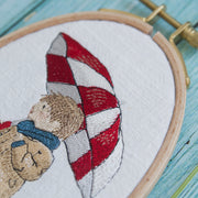 Junge mit Regenschirm – Stickdatei für 13x18 cm Rahmen