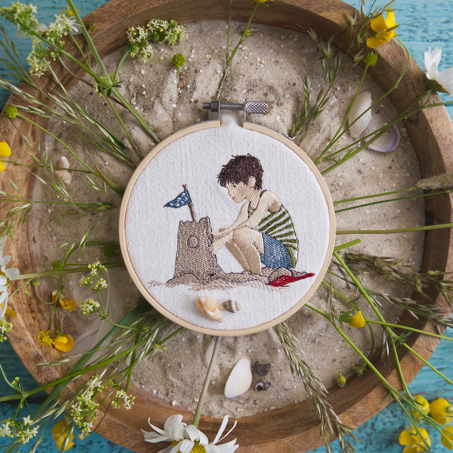 Stickdatei Junge mit Sandburg