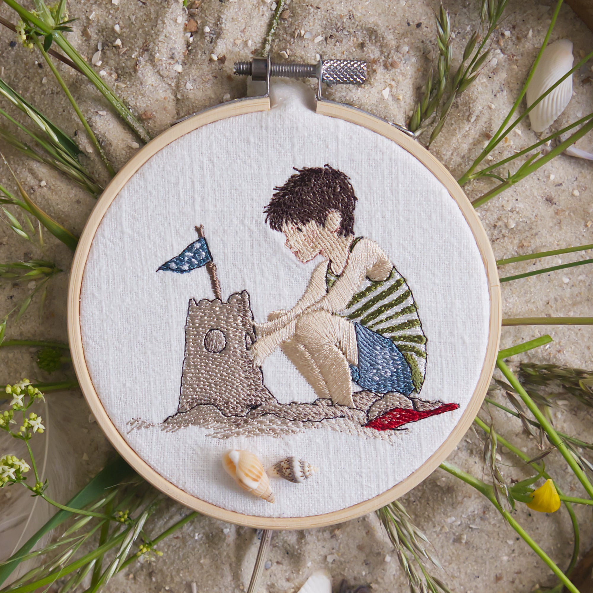 Stickdatei kaufen Stickmaschine Strand Kind Junge Sandburg Urlaub Sommer Frühling Herbst Cora Design