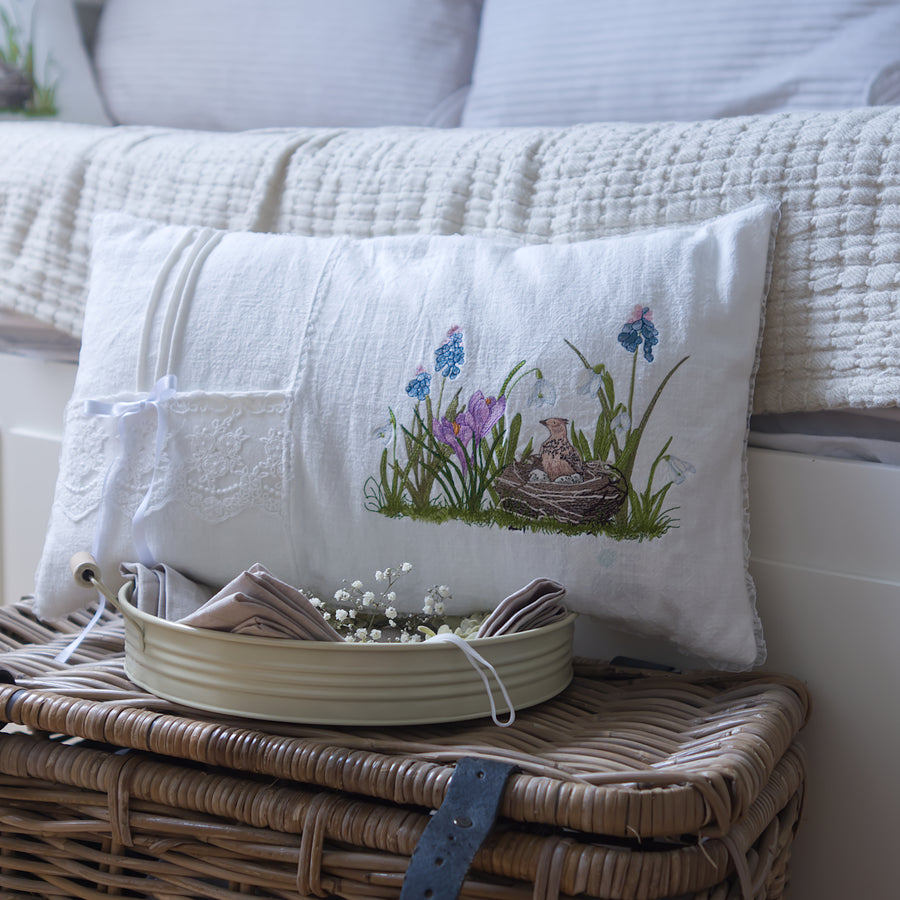 Stickdatei Frühblüherwiese mit Feldlerche