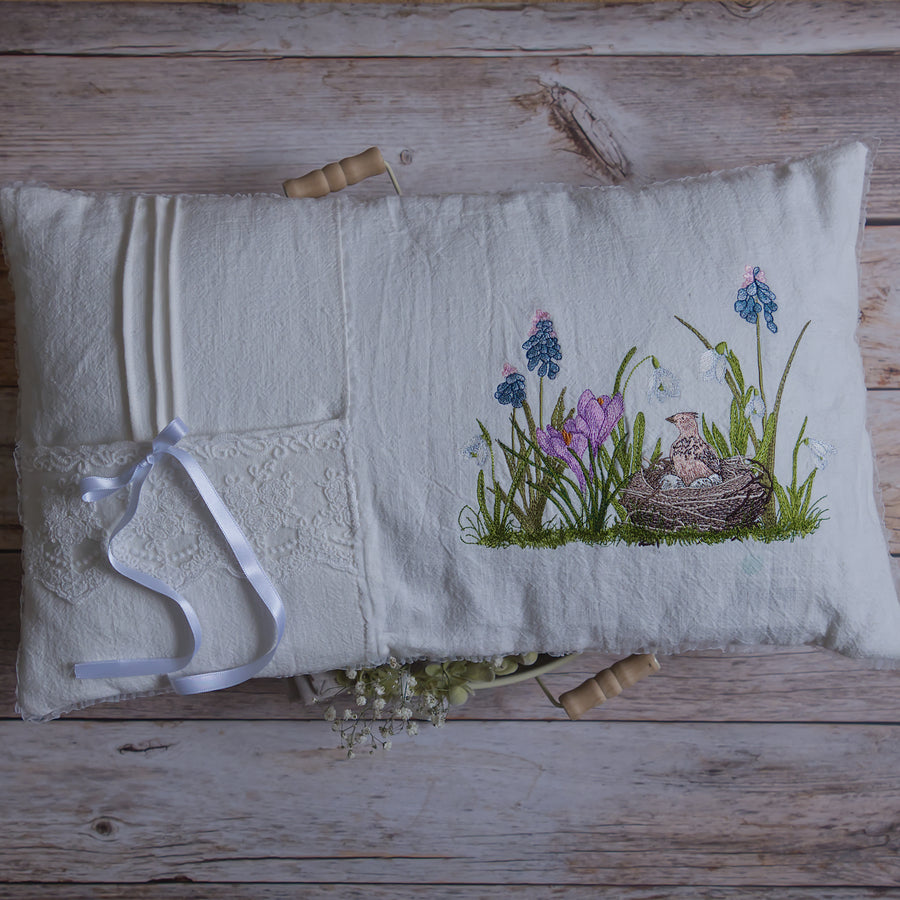 Stickdatei Frühblüherwiese mit Feldlerche