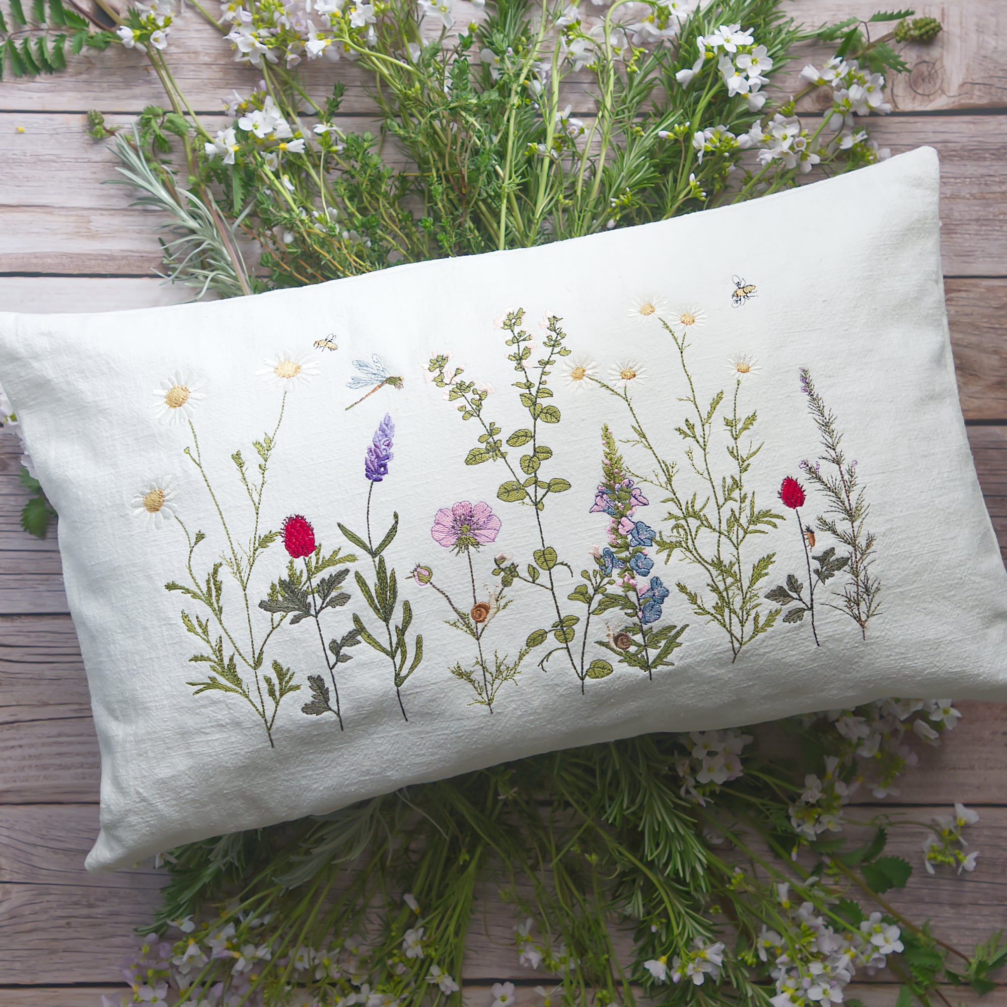 Cora Rae Rund Embroidery design Herb Meadow – Cora Design Stickdateien