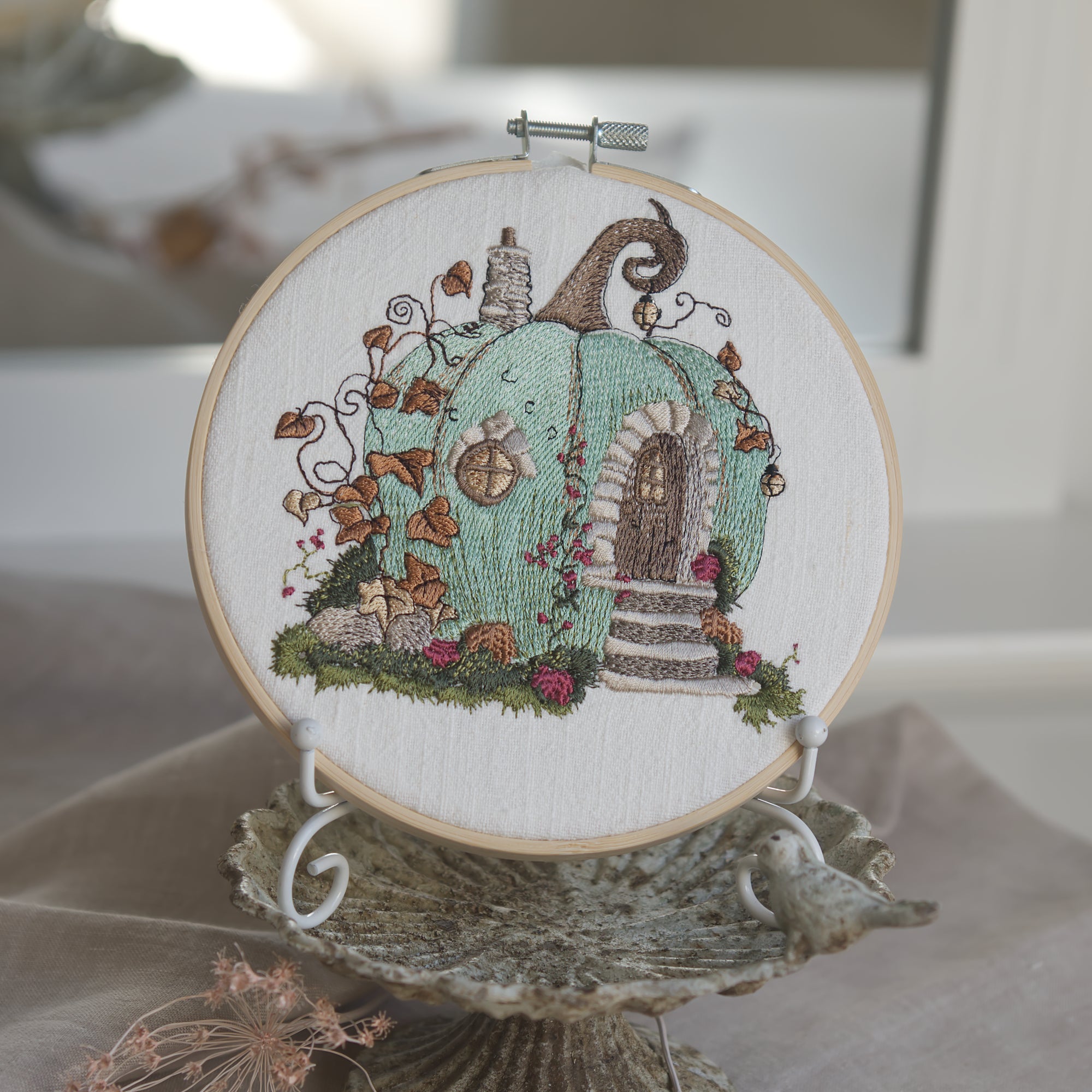 Stickdatei Kürbishaus, Stickmotiv 13x18 cm, kleines Haus mit Fenstern und Treppe im Kürbis