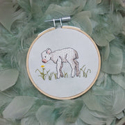 Stickdatei Lamm mit feiner Fellstruktur in Frühlingswiese im Stickrahmen, hochwertiges Oster Stickmotiv für Stickmaschine