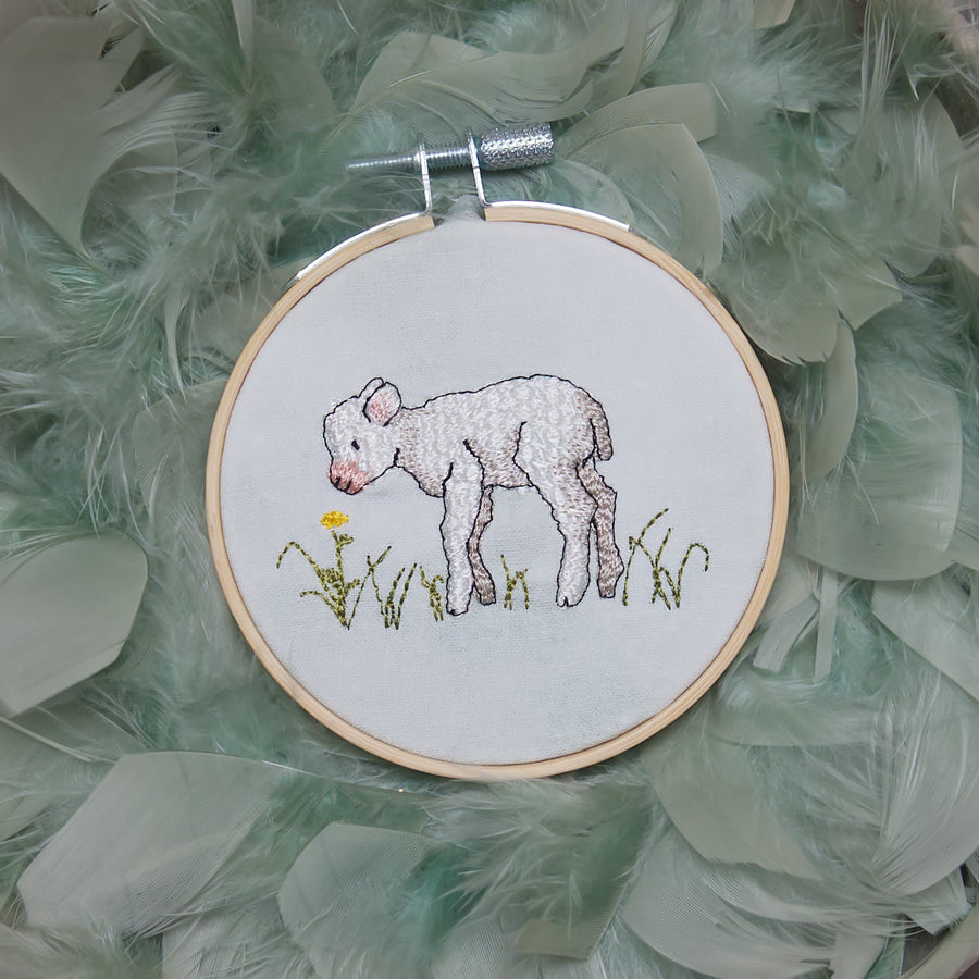 Stickdatei Lamm mit feiner Fellstruktur in Frühlingswiese im Stickrahmen, hochwertiges Oster Stickmotiv für Stickmaschine