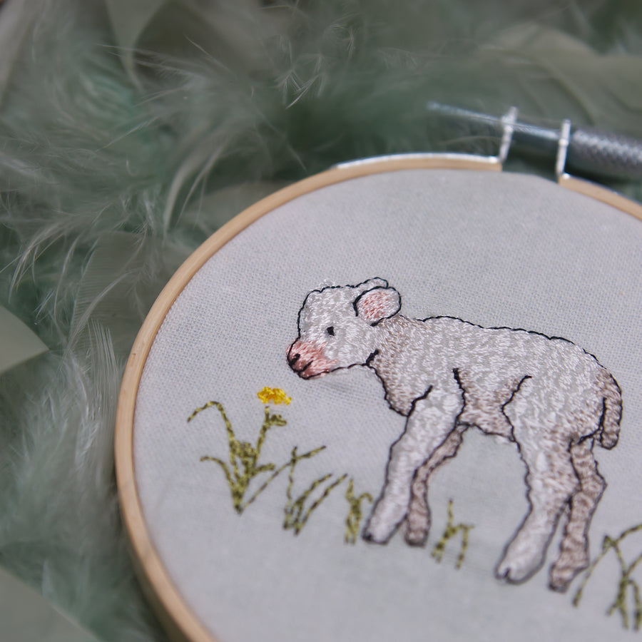 Stickdatei Lamm auf der Wiese