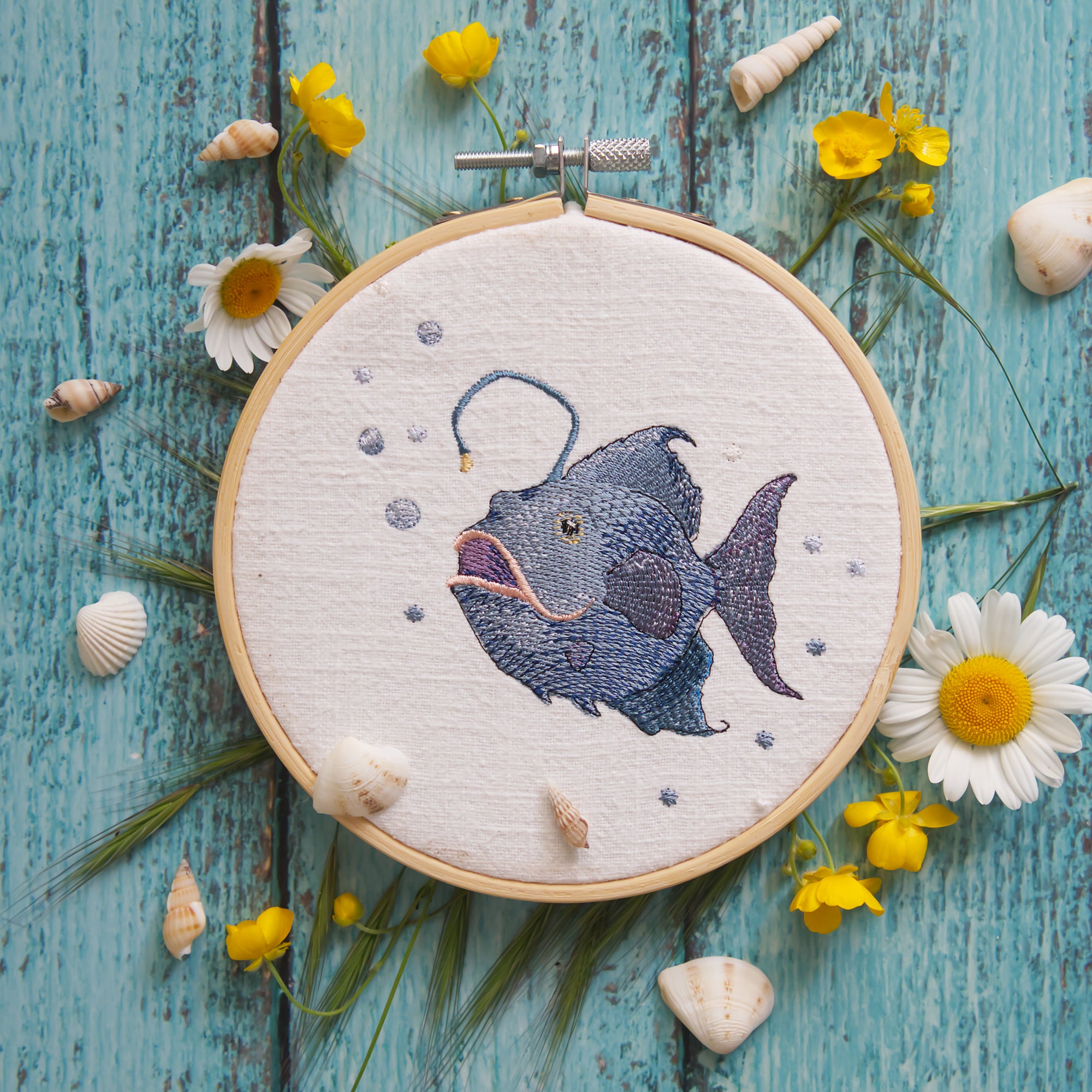 Stickdatei kaufen Stickmaschine Lampenfisch Urlaub Strand Meer Fisch Cora Design