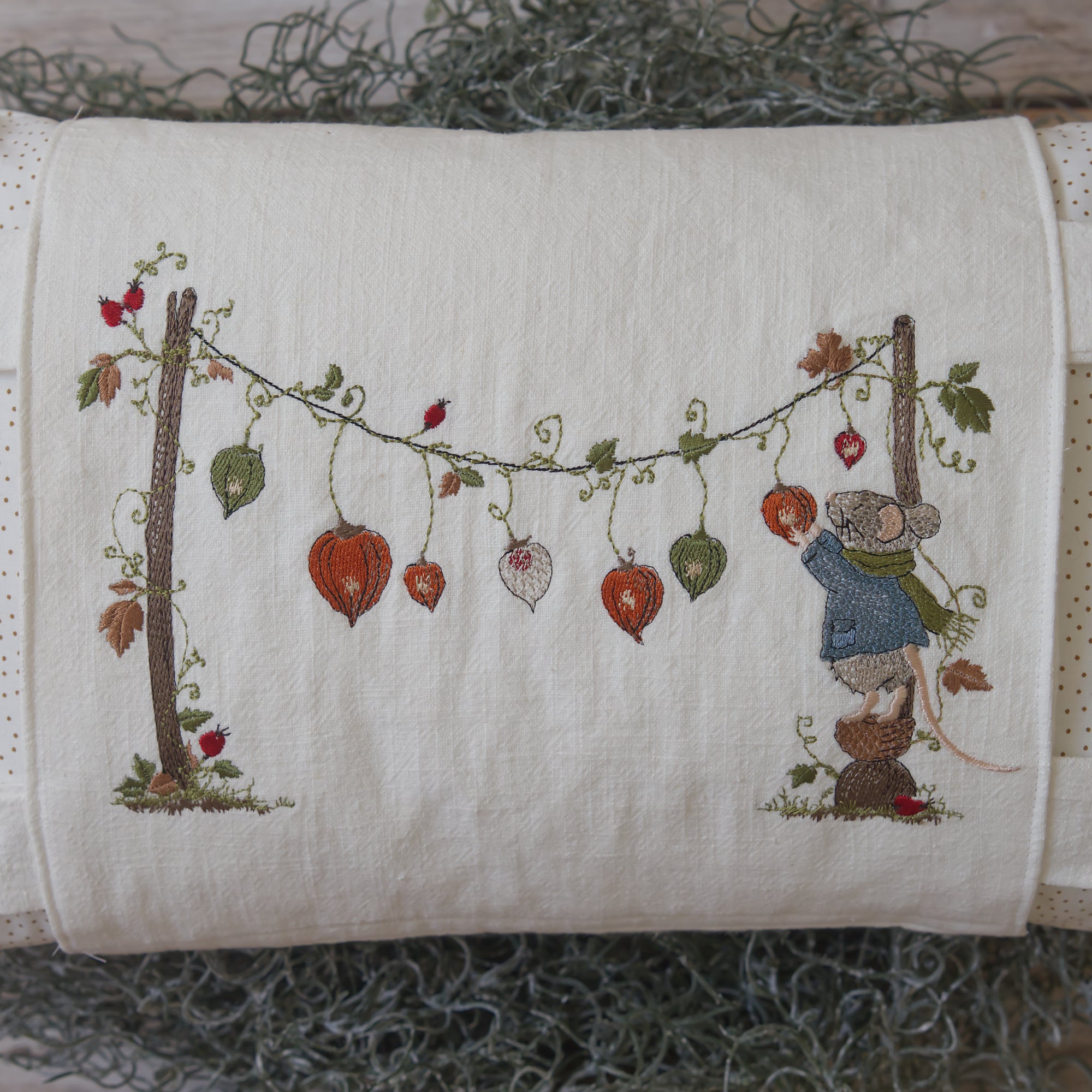 Stickdatei Maus unter der Lampiongirlande, große Version ab 16x26 cm, Maus mit Laternen, Blättern
und Hagebutten