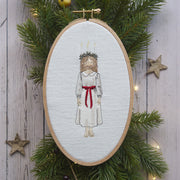 Stickdatei Lucia Mädchen – skandinavisches Lichtkind für Weihnachten & Luciatag | festliche Stickerei mit nordischem Flair