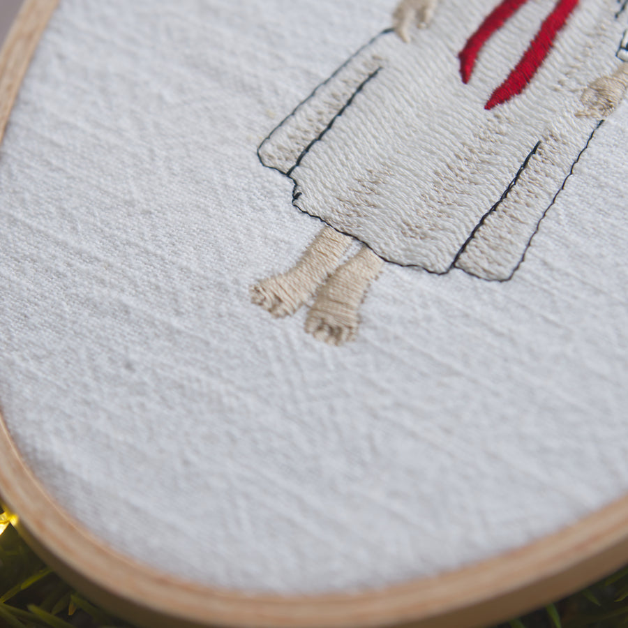 Stickdatei Lucia Mädchen – skandinavisches Lichtkind für Weihnachten & Luciatag | festliche Stickerei mit nordischem Flair