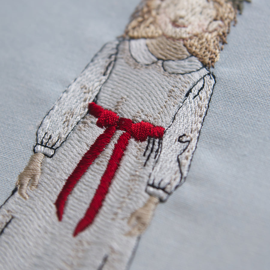 Stickdatei Lucia Mädchen – skandinavisches Lichtkind für Weihnachten & Luciatag | festliche Stickerei mit nordischem Flair