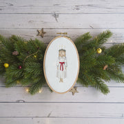 Stickdatei Lucia Mädchen – skandinavisches Lichtkind für Weihnachten & Luciatag | festliche Stickerei mit nordischem Flair