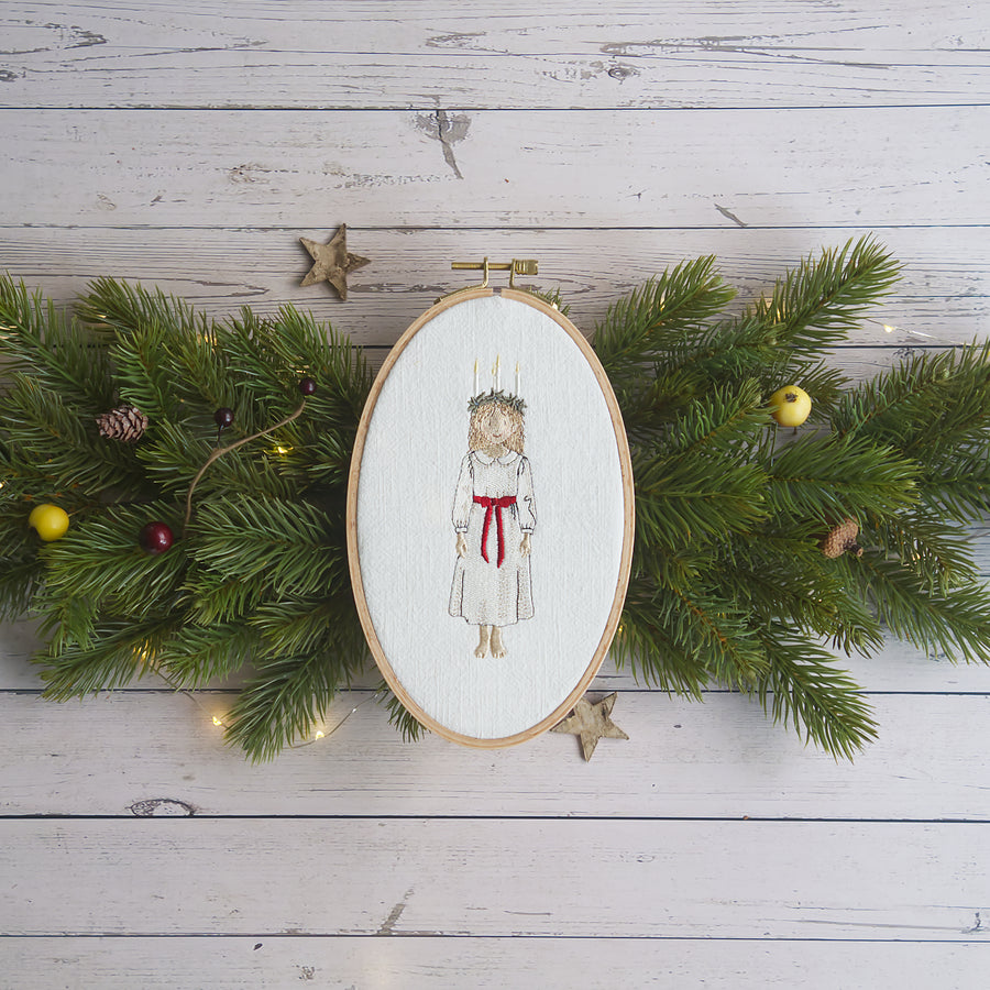 Stickdatei Lucia Mädchen – skandinavisches Lichtkind für Weihnachten & Luciatag | festliche Stickerei mit nordischem Flair