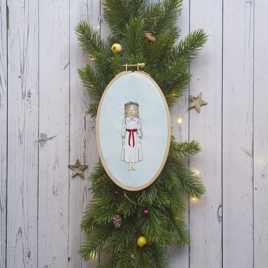 Stickdatei Lucia Mädchen – skandinavisches Lichtkind für Weihnachten & Luciatag | festliche Stickerei mit nordischem Flair