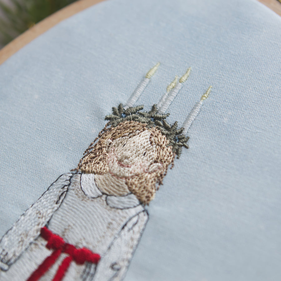 Stickdatei Lucia Mädchen – skandinavisches Lichtkind für Weihnachten & Luciatag | festliche Stickerei mit nordischem Flair