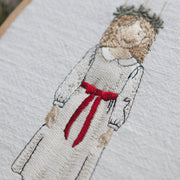 Stickdatei Lucia Mädchen – skandinavisches Lichtkind für Weihnachten & Luciatag | festliche Stickerei mit nordischem Flair