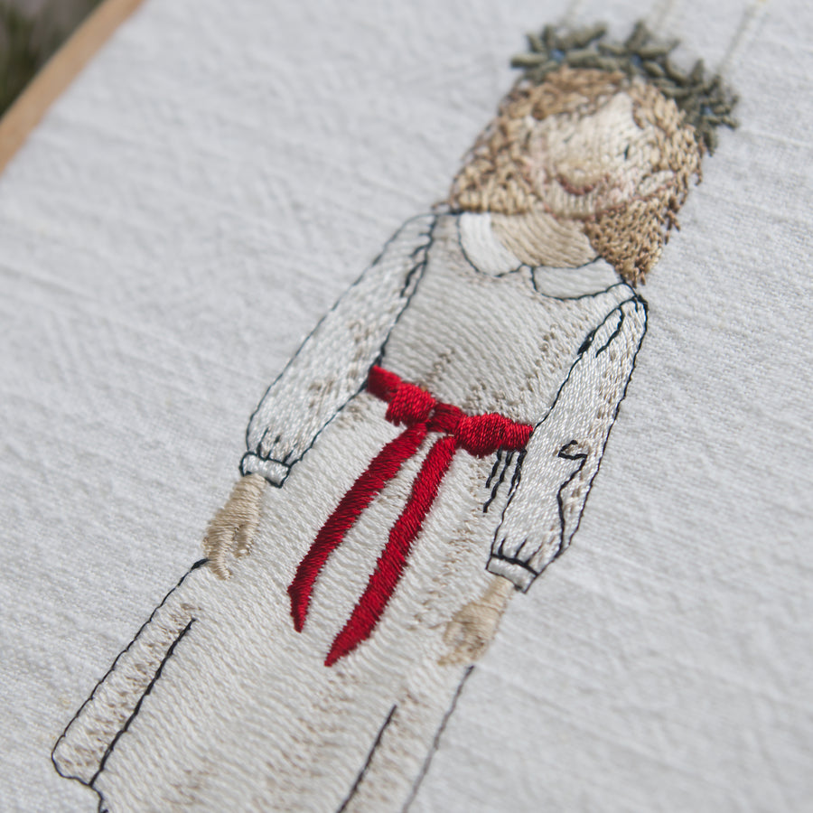 Stickdatei Lucia Mädchen – skandinavisches Lichtkind für Weihnachten & Luciatag | festliche Stickerei mit nordischem Flair