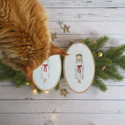 Stickdatei Lucia Mädchen – skandinavisches Lichtkind für Weihnachten & Luciatag | festliche Stickerei mit nordischem Flair