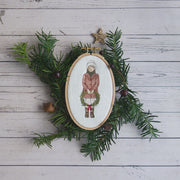 Stickdatei Weihnachten – Mädchen mit Kranz