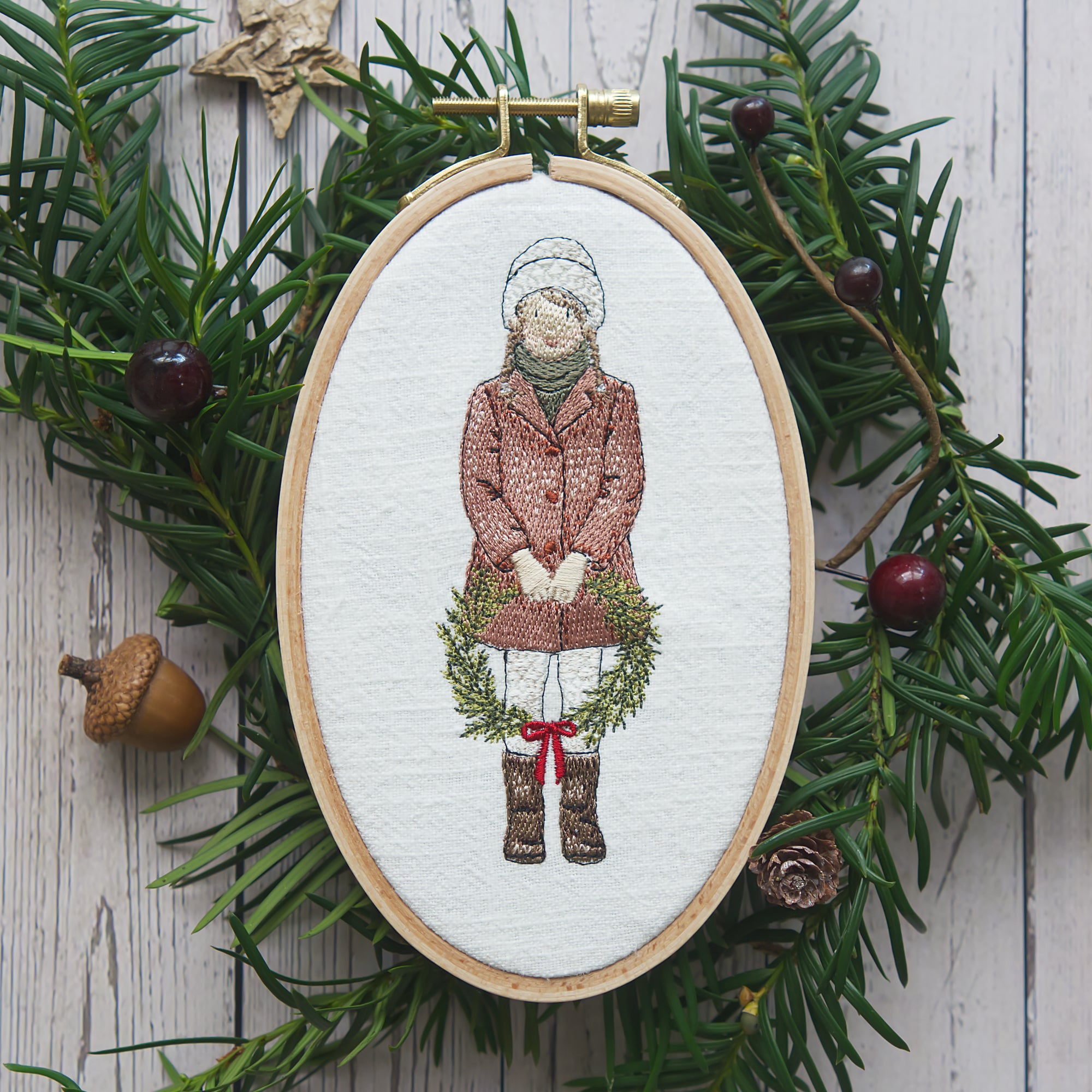 Stickdatei für Stickmaschinen Mädchen mit Kranz Weihnachten