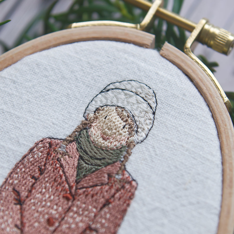 Stickdatei Weihnachten – Mädchen mit Kranz