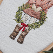 Stickdatei Weihnachten – Mädchen mit Kranz