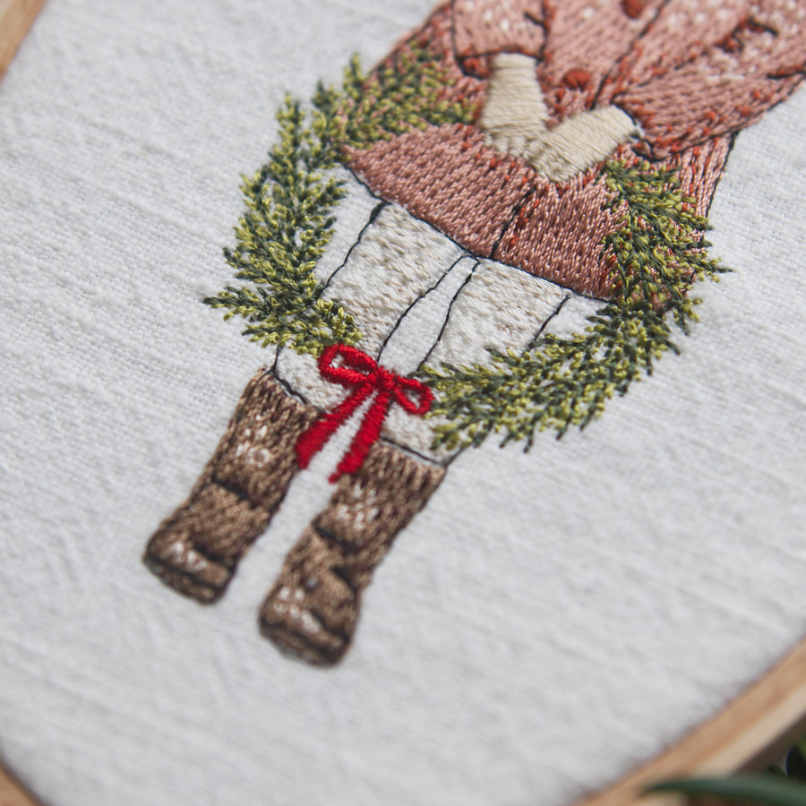 Stickdatei Weihnachten – Mädchen mit Kranz