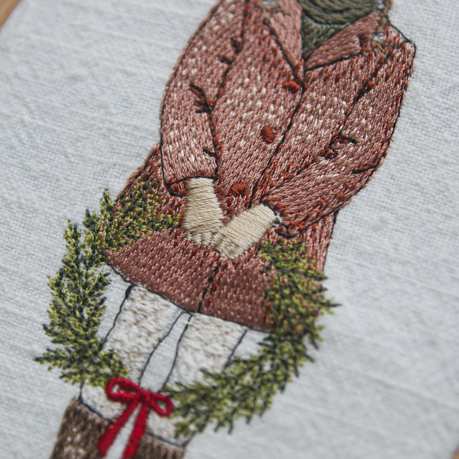 Stickdatei Weihnachten – Mädchen mit Kranz