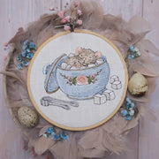 Stickdatei Maus in der Zuckerdose im 10 x 10 cm Stickrahmen, detailreiches Oster Stickmotiv mit 23.400 Stichen und 14 Farben, plastische Schattierungen für hochwertige Projekte.