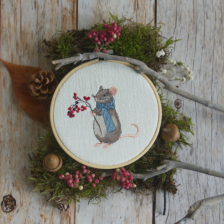 Stickdatei Maus mit Beerenzweig