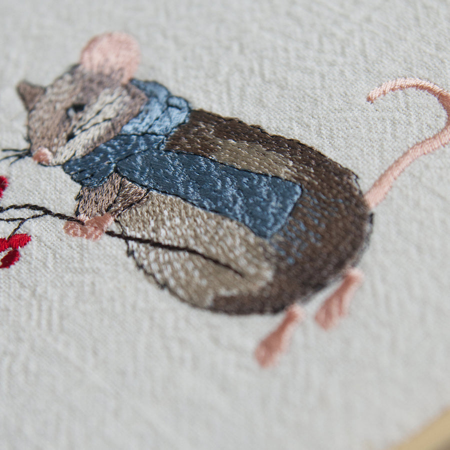 Stickdatei Maus mit Beerenzweig