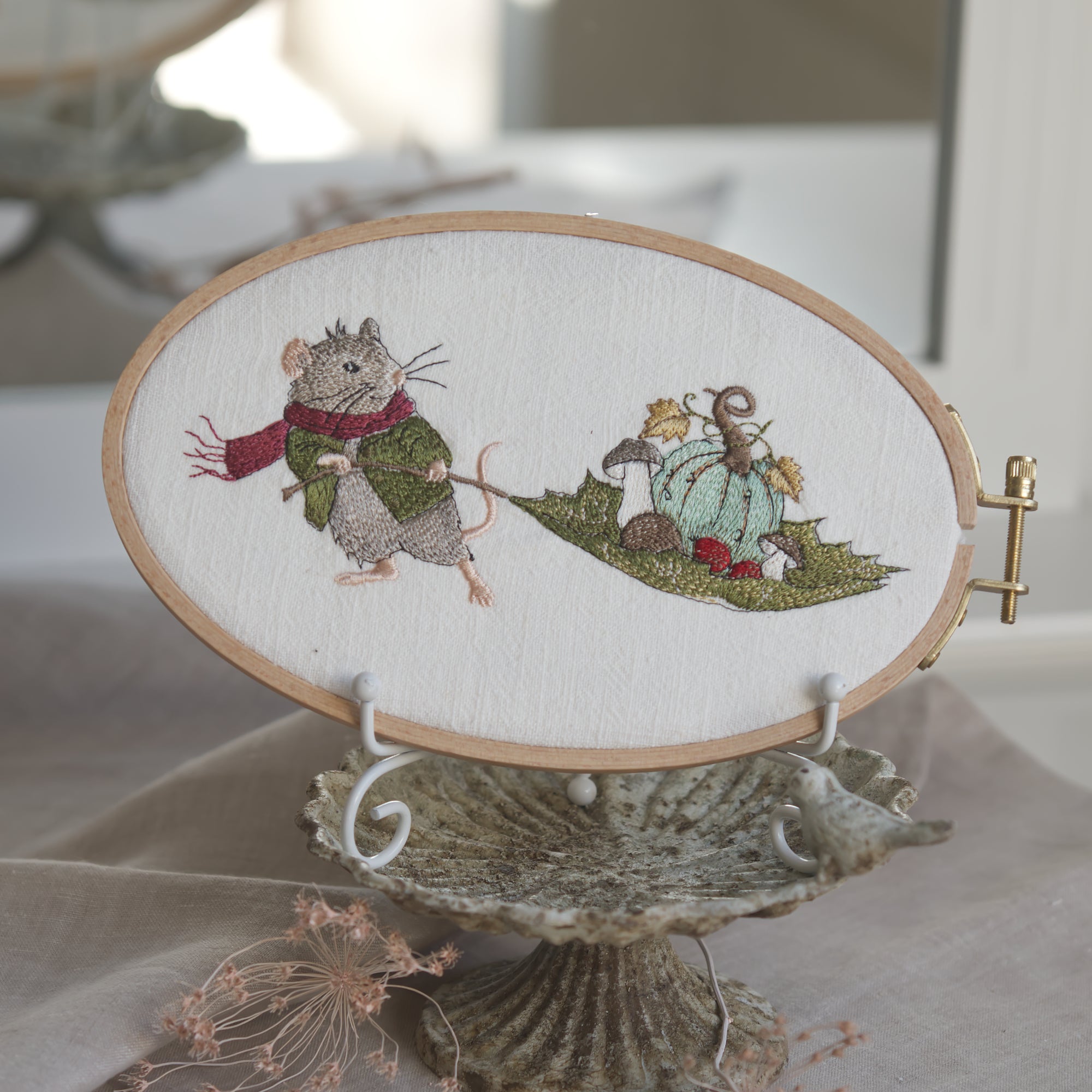 Stickdatei Maus mit Blatt, Stickmotiv 13x18 cm, Maus mit Jacke, Schal, Pilzen und Hagebutten