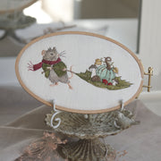 Stickdatei Maus mit Blatt, Stickmotiv 13x18 cm, Maus mit Jacke, Schal, Pilzen und Hagebutten
