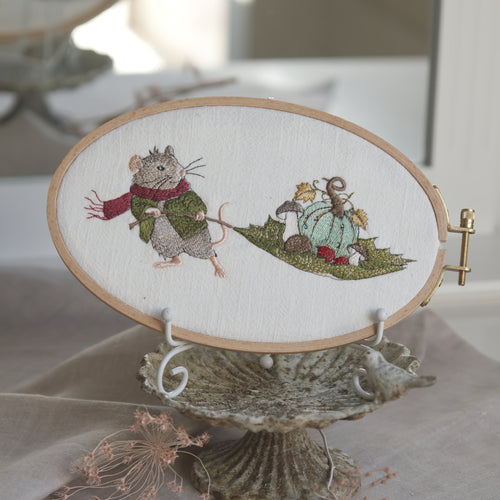 Stickdatei Maus mit Blatt, Stickmotiv 13x18 cm, Maus mit Jacke, Schal, Pilzen und Hagebutten