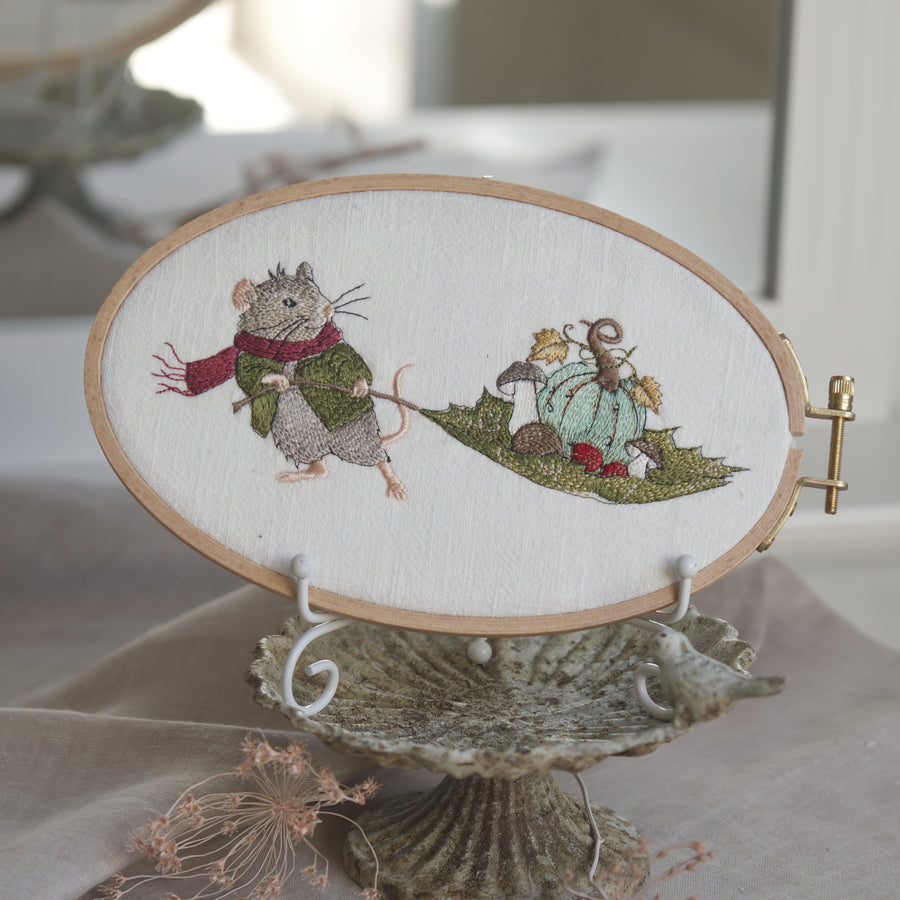 Stickdatei Maus mit Blatt, Stickmotiv 13x18 cm, Maus mit Jacke, Schal, Pilzen und Hagebutten