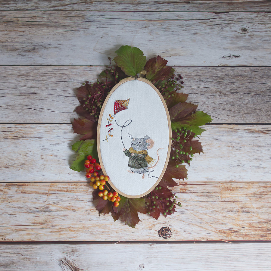 Maus mit Drachen – Stickdatei für 13x18 cm Rahmen