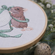 Stickdatei Maus mit Ei