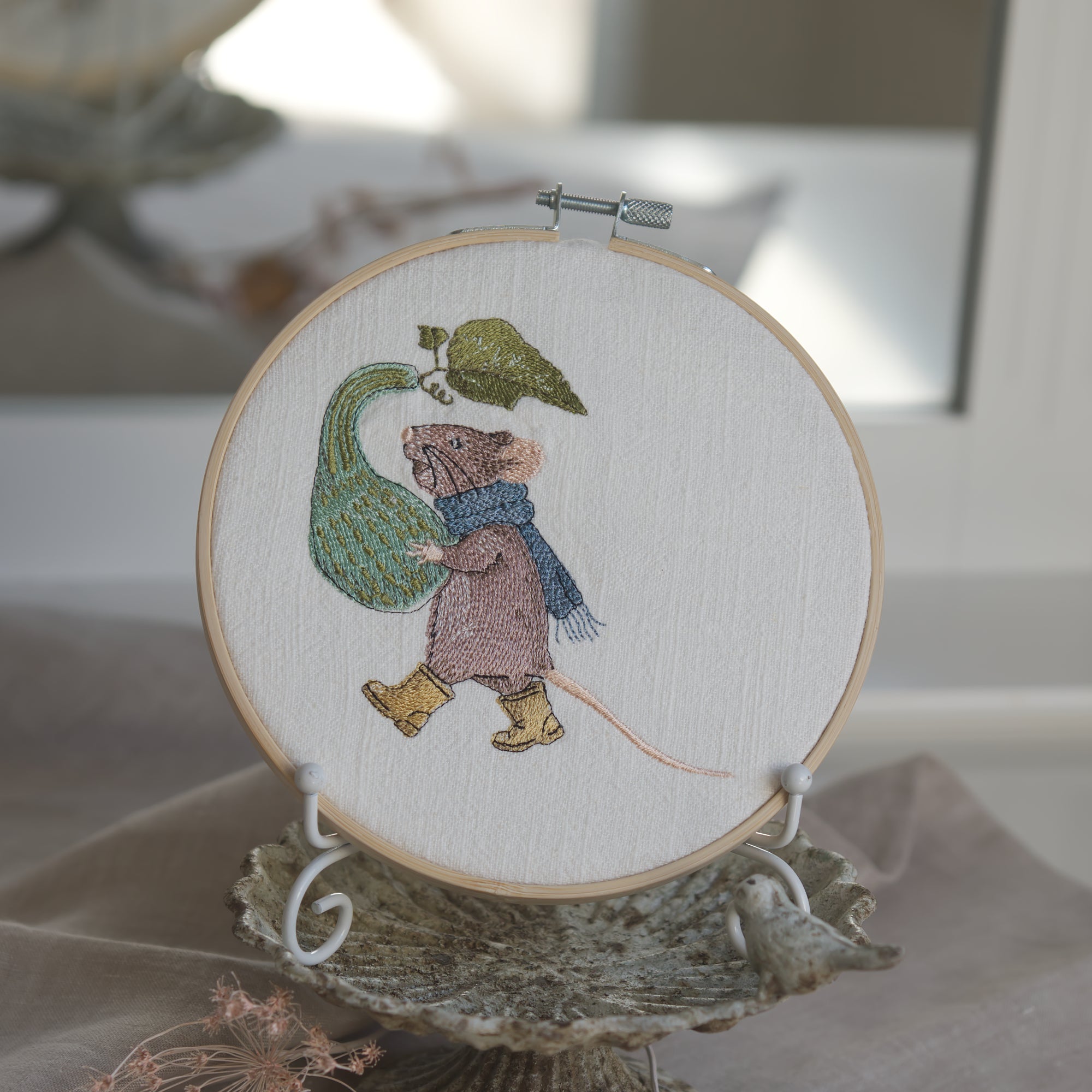 Stickdatei Maus mit Flaschenkürbis, Stickmotiv 10x10 cm, Maus mit Gummistiefeln und Schal