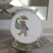 Stickdatei Maus mit Flaschenkürbis, Stickmotiv 10x10 cm, Maus mit Gummistiefeln und Schal
