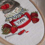 Stickdatei Maus mit Erdbeermarmelade